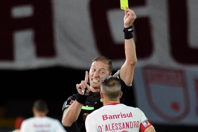  Referee Nestor Pitana of Argentina shows a yellow card to Andres DAlessandro of Brazils Internacional during the 2015 Libertadores Cup football match against Colombias Santa Fe, at El Campin stadium, in Bogota, Colombia, on May 20, 2015. AFP PHOTO / GUILLERMO MUNOZEditoria: SPOLocal: BogotáIndexador: GUILLERMO MUÑOZSecao: SoccerFonte: AFPFotógrafo: STR