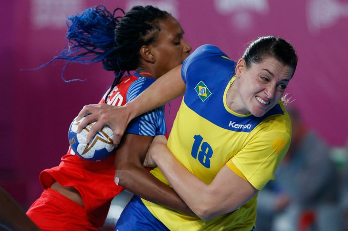 Jogo acirrado no handebol feminino Sub-14 