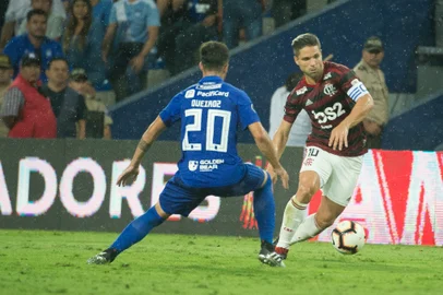 Meia Diego, do Flamengo, sofre fratura no tornozelo em partida contra o Emelec, pela Libertadores