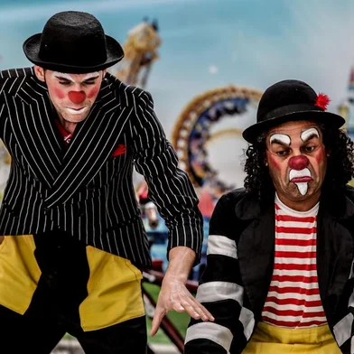 Janio Nunes e Paulo Macedo apresentam a peça teatral de rua 'Cadê o Circo - Cia de Garagem'
