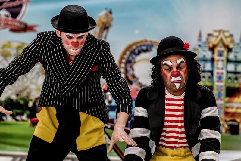 Janio Nunes e Paulo Macedo apresentam a peça teatral de rua 'Cadê o Circo - Cia de Garagem'