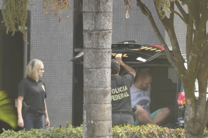 Suspeito chega Ã  sede da PF no DFBRASÃLIA, DF,  24.07.2019 - OPERAÃÃO-SPOOFING - Suspeito preso durante a operaÃ§Ã£o batizada de Spoofing chega Ã  SuperintendÃªncia da PolÃ­cia Federal em BrasÃ­lia.  A operaÃ§Ã£o investiga suspeitos de ter hackeado celulares de autoridades. (Foto: Mateus Bonomi/Folhapress)