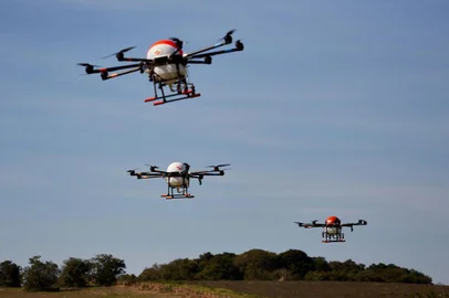 SkyDrones testa drones de pulverização que operam de modo coletivo