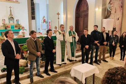 Prefeito Daniel Guerra assinou nesta quarta-feira (24/07) a ordem de início de asfaltamento da Estrada Municipal Patrício Pasquali, que liga os distritos de Fazenda Souza e Vila Seca. O ato ocorreu durante a abertura do 1º Partito de La Colonia, na Igreja Matriz de Fazenda Souza