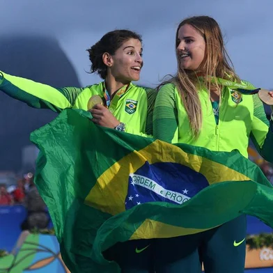  SAILING-OLY-2016-RIOGold medallists Brazils Martine Grael and Brazils Kahena Kunze celebrate on the podium of the 49er FX Women medal race at Marina da Gloria during the Rio 2016 Olympic Games in Rio de Janeiro on August 18, 2016. WILLIAM WEST / AFPEditoria: SPOLocal: Rio de JaneiroIndexador: WILLIAM WESTSecao: sailingFonte: AFPFotógrafo: STF