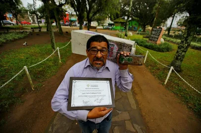  VIAMÃO - BRASIL - Farias, engraxate há 26 anos, foi homenageado na Câmara de Vereadores de Viamão semana passada. Ele é o único engraxate do município e uma figura conhecida na comunidade. (FOTO: LAURO ALVES)