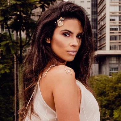 Produção sobre noivas, mostrando os quatro arquétipos do visagismo. Na foto, uma noiva com arquétipo FleomáticaFOTOGRAFIA: Fernando Dai PraBELEZA: Estúdio JH - Kaike Foscarini, Jefferson HoffmannLOCAÇÃO: São PauloVESTIDOS: Atelier Carlos Bacchi, Dapieve Atelier, Gabriela Basso Clothing e Maison Blanc by GilSAPATOS: Usaflex Caxias do Sul VIDEO: Ltm FilmesMODELO: Flávia ScolaFLORES: Dena FioriFONTE DE ESTUDO: Philipi Hallawell - Visagismo