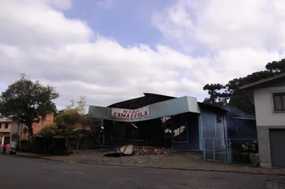  CAXIAS DO SUL,S RS, BRASIL, 28/07/2019 - Um incêndio registrado na manhã deste domingo (28) destruiu a estrutura do Mercado Camassola, no bairro Ana Rech, em Caxias do Sul. O estabelecimento  localizado na Rua Dante Marcucci teve perda total. Ninguém ficou ferido. (Marcelo Casagrande/Agência RBS)