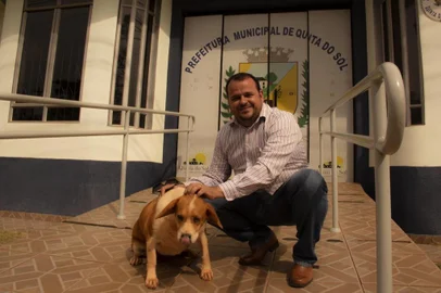 CÃ£o abandonado QUINTA DO SOL, PR - 18.07.2019 - DIAS-MELHORES - O prefeito João Cláudio Romero, de Quinta do Sol (PR), posa na frente da prefeitura com cão abandonado (Foto: Carlos Ohara/Folhapress)