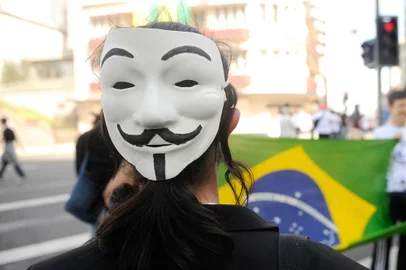  CAXIAS DO SUL, RS, BRASIL, 07/09/2013. Protestos organizados para o dia da independência reuniram cerca de 35 pessoas em Caxias do Sul. Os manifestantes fecharam o cruzamento das ruas Sinimbu com Montaury por pouco mais de 1 hora. (Diogo Sallaberry/Pioneiro)Indexador: Diogo Sallaberry