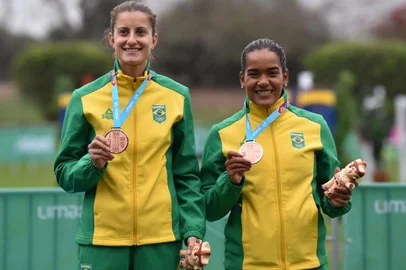  Brazilian Isabela Antonietto de Abreu (L) and Priscila Santana Verissimo pose on the podium with their bronze medals after the Modern Pentathol Womens Relay Laser-Run event of the Lima 2019 Pan American Games in Lima on July 29, 2019. (Photo by CRIS BOURONCLE / AFP)Editoria: SPOLocal: LimaIndexador: CRIS BOURONCLESecao: modern pentathlonFonte: AFPFotógrafo: STF
