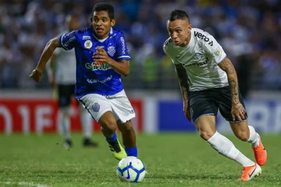 Gremio x CSARS - FUTEBOL/CAMPEONATO BRASILEIRO 2019 /GREMIO X CSA - ESPORTES - Lance da partida entre CSA e Gremio disputada na noite desta segunda-feira, na Estadio Rei Pele, em MaceiÃ³, em partida valida pela Campeonato Brasileiro 2019. FOTO: LUCAS UEBEL/GREMIO FBPAEditoria: SPOIndexador: Lucas UebelSecao: futebolFonte: Gremio.netFotógrafo: Gremio x CSA