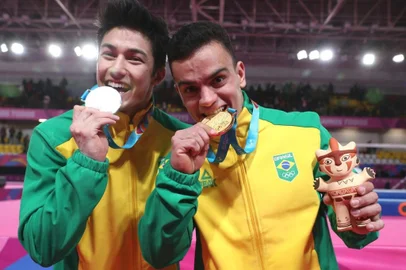  Caio Souza é ouro e Arthur Nory é prata no individual geral da ginástica artística nos Jogos Pan-Americanos de Lima, no Peru.