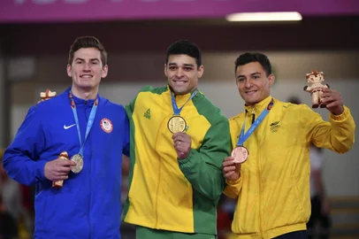  (L-R) US Robert Neff, Brazils Francisco Carlos Barretto and Colombias Carlos Calvo pose on the podium with their silver, gold and bronze medals respectively after competing in the Artistic Gymnastics Mens Pommel Horse Final during the Lima 2019 Pan-American Games in Lima, on July 30, 2019. (Photo by Luis ACOSTA / AFP)Editoria: SPOLocal: LimaIndexador: LUIS ACOSTASecao: gymnasticsFonte: AFPFotógrafo: STF