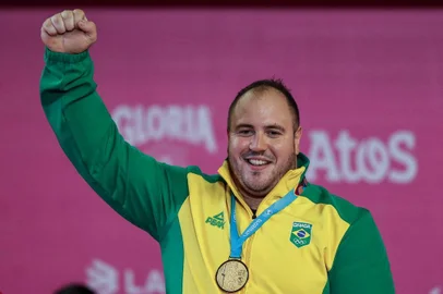  Fernando Reis é tricampeão pan-americano no levantamento de peso