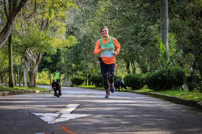 Corrida e caminhada Vai Totó arrecada ração para animais abandonados em Caxias 