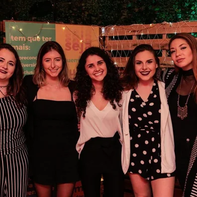 Grupo de estudantes criou projeto Tem Que Ter, que funciona como uma banco de casting com garantia de respeito à diversidade. Na foto, a caxiense Fernanda Sanchis (com roupa de bolinha), uma das idealizadoras da ideia, ao lado de Patrícia Richter, Ana Antunes, Manoela Haase e Betina Aymone, integrantes do coletivo Viva Voz.