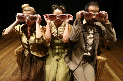  PORTO ALEGRE, RS, BRASIL, 24/07/2019: Bailarinos do espetáculo Cllã mantêm companhia na França. Nas fotos: Luciana Dariano (loira) e do Alex Sander dos Santos.Indexador: ISADORA NEUMANN