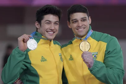  31.07.2019 - Jogos Panamericanos Lima 2019 - Lima (PER) - Francisco Barretto, Arthur Mariano Nory, do Brasil, com as medalhas de ouro e prata, na ginástica artística, na barra. Foto: Washington Alves/COBLocal: Lima