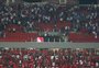 Torcedores do Nacional arremessam rojão e cadeiras em direção à torcida do Inter