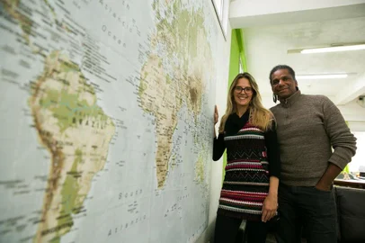  ALVORADA, RS, BRASIL, 25.07.2019. Casal Eduardo Fortes Santos e Miriam Fortes Santos  criaram a  escola de idiomas  Change Escola de Línguas  e vão abrir turmas gratuitas para alunos de baixa renda. (FOTO ANDRÉA GRAIZ/AGÊNCIA RBS).Indexador: Andrea Graiz