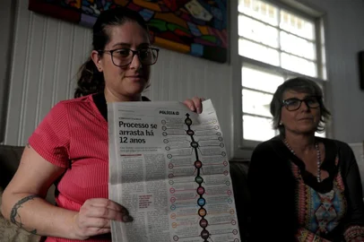  CAXIAS DO SUL, RS, BRASIL, 25/07/2019Dona Silvana Fioravanti e sua filha, esperam por justiça há 15 anos. Seu marido foi assassinado e até hoje o caso não foi solucionado e o assassino nunca foi preso nem durante o processo. O caso chegou a ser julgado mas logo depois teve uma anulação e até hoje nada mudou. (Lucas Amorelli/ Agência RBS)