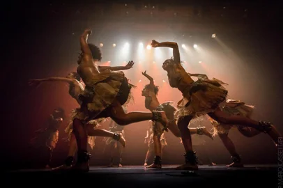 Circuito Palco Giratório - Espetáculo Subterrâneo, Cia Gumboot Dança Brasil (SP)O espetáculo Subterrâneo traça um paralelo entre a experiência dos mineiros africanos do século XIX e a sobrevivência da população negra e periférica das grandes metrópoles brasileiras nos dias de hoje. Suburbanos explorados cotidianamente, com suas memórias sendo soterradas e suas vozes abafadas por um regime de extermínio que avança sistematicamente.