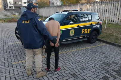 PRF e BM prendem homem e recuperam veículo instantes após o roubo