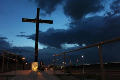 A child takes part in a vigil in Ciudad Juarez, Chihuahua state, on August 03, 2019, after a mass shooting which left 20 people dead on in El Paso, Texas, United States. - Two mass shootings in the United States have left 29 people dead within 24 hours, the latest such attacks in a nation torn over how to tackle gun violence. (Photo by HERIKA MARTINEZ / AFP)