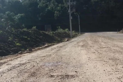 Via Orlando Adamatti está sem iluminação desde meados de 2016, quando foi aberta pela prefeitura. Comunidade reclama da insegurança