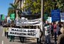Ato contra doutrinação em frente a colégio de Porto Alegre tem dois deputados e uma secretária municipal