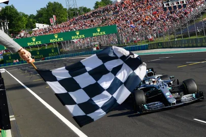  Mercedes British driver Lewis Hamilton celebrates on the podium after the Formula One Hungarian Grand Prix at the Hungaroring circuit in Mogyorod near Budapest, Hungary, on August 4, 2019. (Photo by Andrej ISAKOVIC / AFP)Editoria: SPOLocal: BudapestIndexador: ANDREJ ISAKOVICSecao: motor racingFonte: POOLFotógrafo: STF