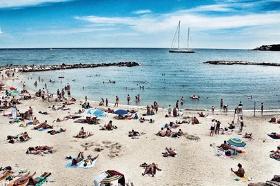 La Plage FrançaiseUma bela tarde de banho na praia de Antibes, na França. Contrapondo com a velocidade do mundo, ainda é possível relaxar na beira da praia e abster-se de questionar se o sol é escaldante demais, se o mar anda poluído ou se a economia vai permitir que eu esteja novamente aqui no próximo verão? Evoca a Hiper-realidade, realidade ou fantasia?¿ será que esta é, de fato, uma foto verdadeira?     