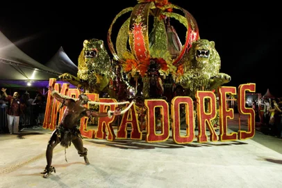 Imperadores do Samba desfilou no segundo dia de Carnaval no Porto Seco
