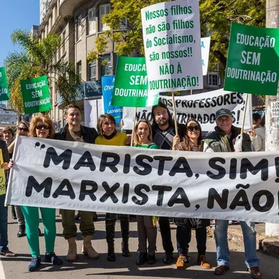 O protesto realizado por pais e apoiadores do grupo Escola sem Doutrinação em frente ao Colégio Marista Rosário, no bairro Independência, em Porto Alegre, nesta segunda-feira (5), foi motivado pelo que os manifestantes definem como "a gota d'água": uma briga entre dois adolescentes do 2º Ano do Ensino Médio no último dia de aula antes do recesso, no dia 23, que viralizou pelo WhatsApp. No vídeo de 33 segundos, que, bem como os nomes dos adolescentes, não será divulgado para preservá-los, um aluno e uma aluna se agridem com socos dentro da sala de aula. A escola confirma que as matrículas dos alunos foram canceladas e que o professor foi afastado _ sem esclarecer o motivo da demissão. 