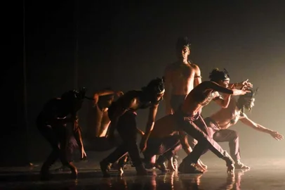 Bailarino e b-boy Driko Oliveira (de pé, ao meio)