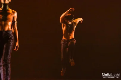 Espetáculo de dança Pedra VerdeA montagem faz um percurso dramatúrgico que vai da mata às festas eletrônicas, às raves. Em cena referências a rituais indígenas, metrópoles, êxtase, transe, contemplação, guitarras, tambores, ervas. A coreografia enérgica remete a um ritual moderno embalado pela música eletrônica evocando a ancestralidade que aflora e ganha novos contornos numa fusão do imaginário tribal com o urbano.