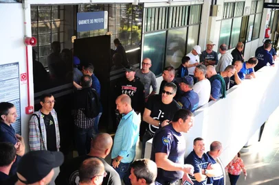  CAXIAS DO SUL, RS, BRASIL, 02/05/2019. Um grupo de cerca de 80 guardas municipais tentou apresentar para o prefeito de Caxias do Sul, Daniel Guerra (PRB), na tarde desta quinta-feira um documento com a pauta de reivindicações da categoria. (Porthus Junior/Agência RBS)