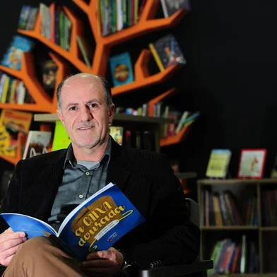 CAXIAS DO SUL, RS, BRASIL, 06/08/2019. Escritor Delcio Agliardi, está lançando o livro A Caixa Dourada. Delcio também é o patrono da Feira do Livro 2019, de Caxias do Sul. (Porthus Junior/Agência RBS)