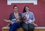 Conheça a história do casal de mulheres que divide a amamentação dos filhos gêmeos