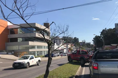 Para fugir de congestionamento na Avenida Ruben Bento Alves, no bairro Interlagos, em Caxias do Sul, o condutor de uma caminhonete cometeu uma infração considerada gravíssima pelo Código de Trânsito Brasileiro (CTB). No flagrante do fotógrafo Jefferson Botega, o veículo sobe em canteiro e atravessa a pista.