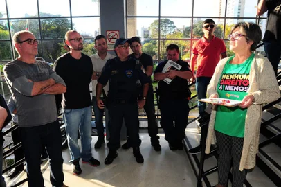  CAXIAS DO SUL, RS, BRASIL, 02/05/2019. Um grupo de cerca de 80 guardas municipais tentou apresentar para o prefeito de Caxias do Sul, Daniel Guerra (PRB), na tarde desta quinta-feira um documento com a pauta de reivindicações da categoria. (Porthus Junior/Agência RBS)