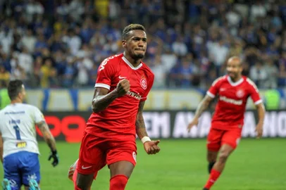  BELO HORIZONTE-MG, - 07.08.2019 - Copa do Brasil 2019 - Cruzeiro vs Internacional - Edenilson do Internacional comemora seu gol durante a partida entre Cruzeiro e Internacional, pela semifinal da Copa do Brasil 2019, no Estádio Mineirão, nesta quarta-feira 07. (Foto: Max Peixoto/DiaEsportivo/Folhapress)