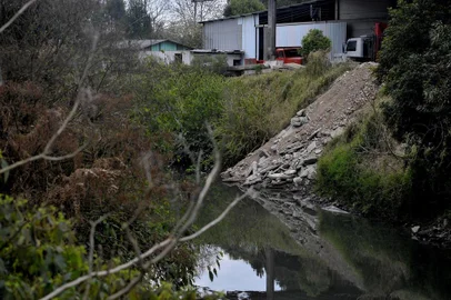  CAXIAS DO SUL, RS, BRASIL, 08/08/2019Empresa na rua Juvenal Avelino da Costa, no Marechal Floriano, joga detritos da fábrica direto no Tega. (Lucas Amorelli/Agência RBS)