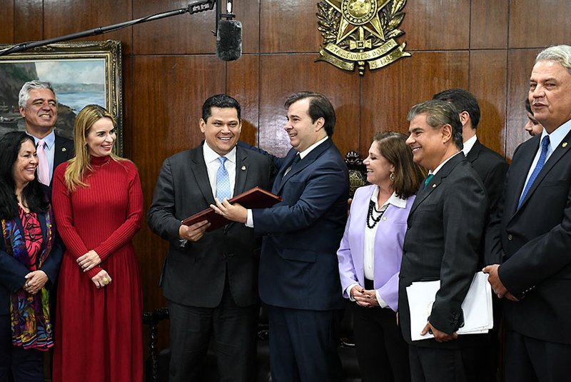 Presidente do Senado, Davi Alcolumbre, recebe de Rodrigo Maia o texto da reforma da Previdência