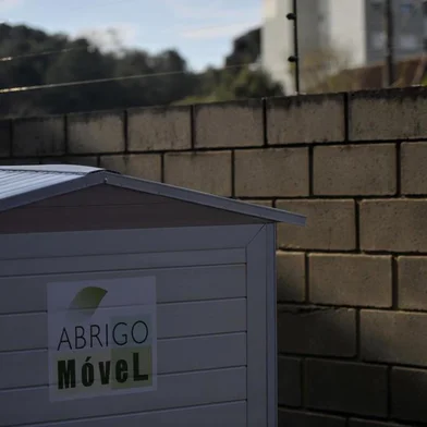  CAXIAS DO SUL, RS, BRASIL, 01/08/2019Consultor e proprietário da empresa caxiense Eco Tubos desenvolveram projeto de abrigo móvel para pessoas em situação de rua.Nomes:Fabiano CardosoClóvis Nunes (Lucas Amorelli/Agência RBS)