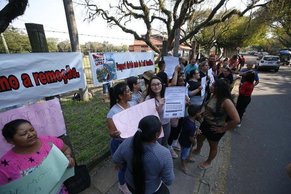 Manifestantes em frente ao prédio da Justiça Federal protestam contra termos da remoção das famílias da Vila Nazaré