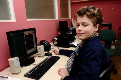  CAXIAS DO SUL, RS, BRASIL (06/08/2019)Aos 10 anos, Marco Antônio Sonda Massoni é uma criança superdotada, ou criança índigo. Desde os primeiros anos, ele demonstra habilidades incomuns a crianças da sua idade, principalmente a aptidão para a eletrônica. Entrevistamos o garoto e a sua mãe, Sirley Sonda Massoni, 51. (Antonio Valiente/Agência RBS)