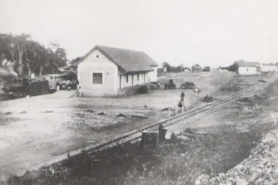 Estação Férrea de Bento Gonçalves em 1919, quando da chegada dos primeiros vagões.