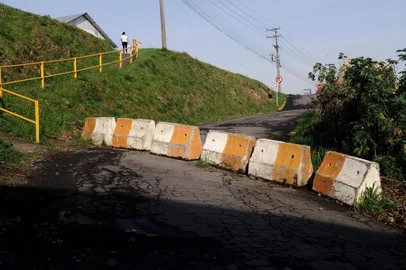  CAXIAS DO SUL, RS, BRASIL (09/08/2019)Moradores da Vila Ipiranga, no bairro Cristo Redentor, em Caxias do Sul, reclama do bloqueio na Rua Primo Antonio Bertoletti, que fica próximo ao km 152, da BR-116. (Antonio Valiente/Agência RBS)